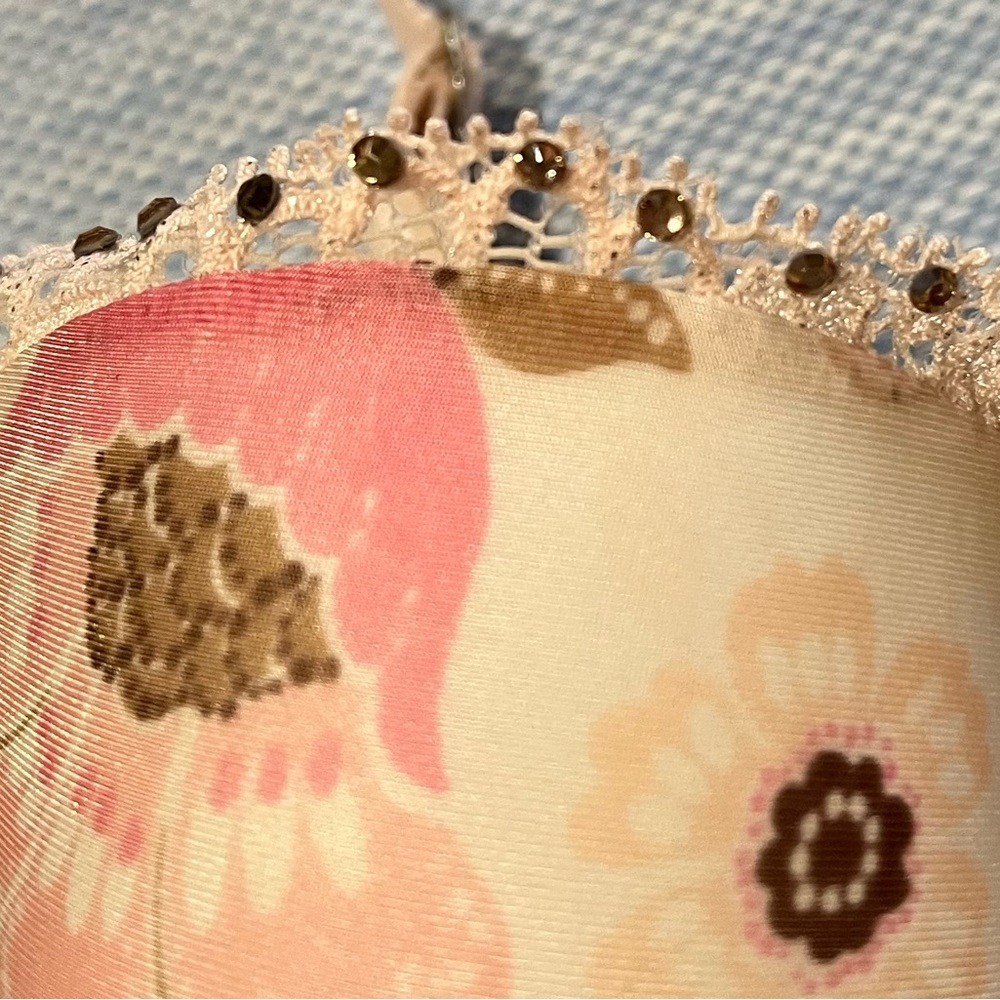 Victoria's Secret Lace Bra in Nude - Picture 3 of 7